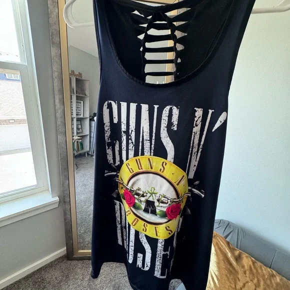 Guns & Roses Tank Size Large-Silky material - Picture 3 of 8